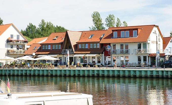 Hotel Zur Bruecke ไกรฟ์สวัลด์ ภายนอก รูปภาพ