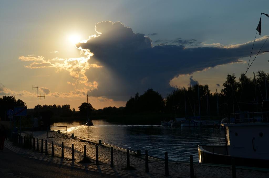 Hotel Zur Bruecke ไกรฟ์สวัลด์ ภายนอก รูปภาพ
