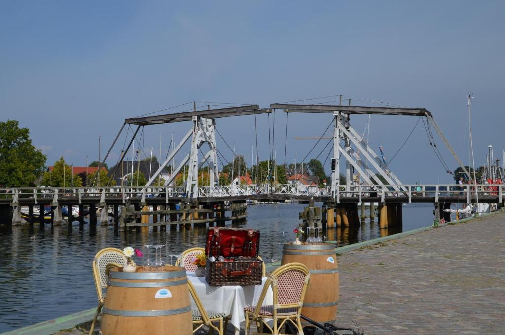 Hotel Zur Bruecke ไกรฟ์สวัลด์ ภายนอก รูปภาพ