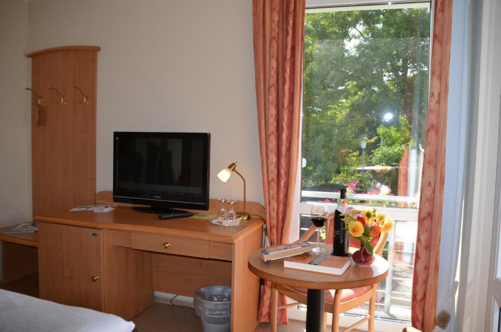 Hotel Zur Bruecke ไกรฟ์สวัลด์ ภายนอก รูปภาพ